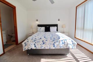 Coastal Getaway Free wi-fi and games room - 8