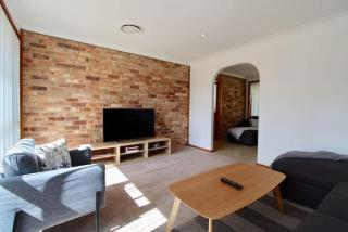 Coastal Getaway Free wi-fi and games room - 7