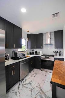 Stylish~Renovated 4Br/2BAT 3MinAirport 10MinDowtn - San Antonio - 8