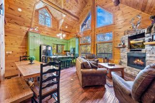 Relaxation Retreat - Pickleball Cabin - Wi-Fi, Fire Pit with Bar, EV, Game Room, Hot Tub, Pool Access - Mins to PF - 4