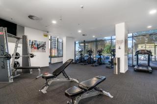 Top-Floor Apartment Near Shops and Hill Views - Hosted by Canstay - Phillip - 5