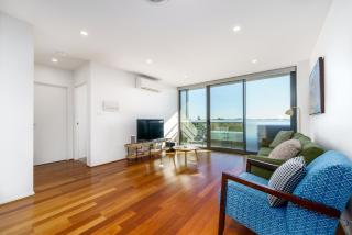 Top-Floor Apartment Near Shops and Hill Views - Hosted by Canstay - Phillip - 7