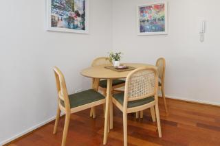 Top-Floor Apartment Near Shops and Hill Views - Hosted by Canstay - Phillip - 6