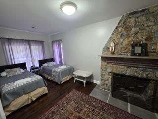 1878 RiverRun B&B - Waterfront, Self-Serve Breakfast, Game Room, WiFi, Trail and River access - Hancock - 9