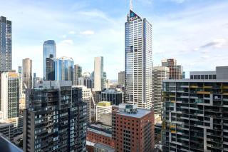Sky-High Serenity with Stunning Views on Level 32 - Melbourne - 0
