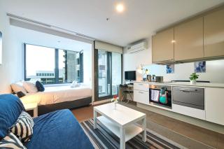 Sky-High Serenity with Stunning Views on Level 32 - Melbourne - 5
