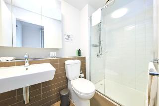 Sky-High Serenity with Stunning Views on Level 32 - Melbourne - 3