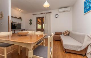 Gorgeous Apartment In Biograd Na Moru - 1