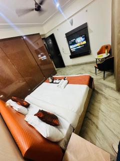 JPM Suites Noida 70 - Noida - 9