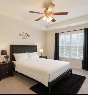 Comfy 5Bed Gem! Fenced Back Yard, Game Room, Free Parking, Snacks, Pet Okay! - 3