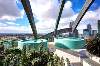 Mackenzie Marvel Stylish 2BR w Skyline Views - Melbourne - 1