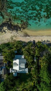 Villa du Bonheur beachfront home by IHR - Roches Noires - 5