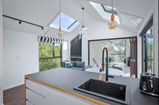 Modern Spacious Hillside Retreat with Scenic Views - Christchurch - 8