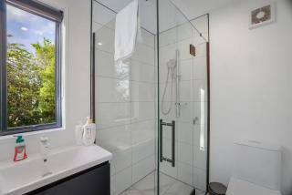 Modern Spacious Hillside Retreat with Scenic Views - Christchurch - 4