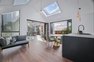 Modern Spacious Hillside Retreat with Scenic Views - Christchurch - 2