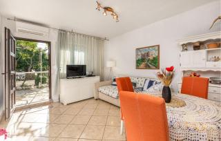1 Bedroom Cozy Apartment In Sveti Juraj - Sveti Juraj - 8
