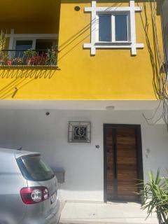 Cozy centrally located room for up to three or four guests family rooms 10 min walk from city center - Tirana - 9