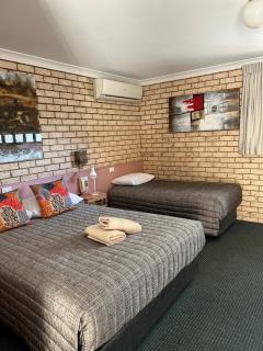 Alamo Motor Inn - 9