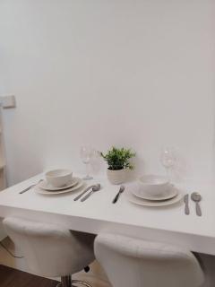 Affordable Modern Studio with Netflix WiFi Balcony in Air Residences - Manila - 5