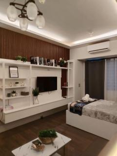 Affordable Modern Studio with Netflix WiFi Balcony in Air Residences - 2
