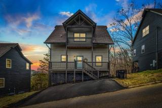 Greenbrier Cabin- 3 bedroom/3 bath, Sleeps 8, Indoor Pool, Mountain Views, Game Loft, Hot Tub - Boyds Creek - 5