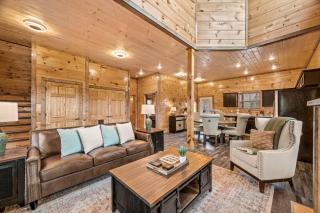 Greenbrier Cabin- 3 bedroom/3 bath, Sleeps 8, Indoor Pool, Mountain Views, Game Loft, Hot Tub - 1