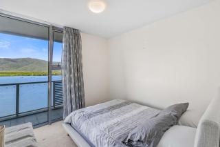 Belle Escapes 25 Harbour Lights with Magical Water Views - Cairns - 2