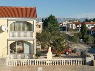 Apartment Mit Großer Terrasse Im Erdgeschoss - Vir - 0