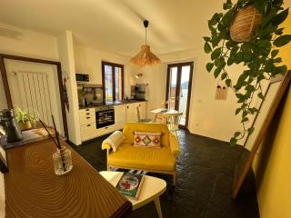 Daisy One Bedroom Lake View, Private Terrace & Garden - 5