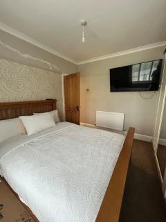 Luxury 2 Bed House with Hot Tub - 3