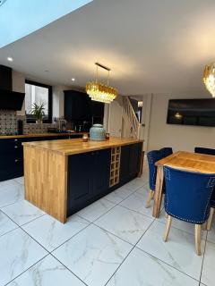 Luxury 2 Bed House with Hot Tub - Cardiff - 8