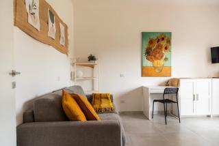 Youhosty - Paul Valery Ter - Milan - 1