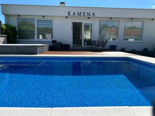 Kuća za odmor Kamena with Pool, Jacuzzi & Sauna - Grude - 3