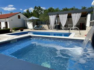 Villa Kamena with Pool, Jacuzzi & Sauna - 9