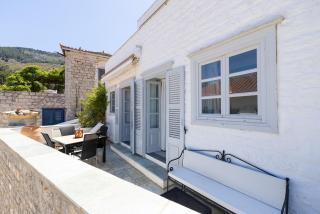 Kaminia Views Escape - Hydra - 6