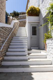Kaminia Views Escape - Hydra - 7