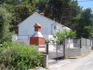 Ferienhaus in Ugljan mit Terrasse, Garten und Grill - Sušica - 0