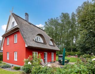 Exklusives Reetdachhaus Mit Wohlfühlcharakter In Idyll, Lage Mit Gr, Süd Grundstück Für 8 Personen - Glowe - 0