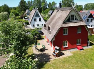Exklusives Reetdachhaus Mit Wohlfühlcharakter In Idyll, Lage Mit Gr, Süd Grundstück Für 8 Personen - Glowe - 2