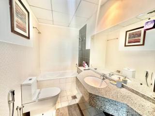 Chic 1BR with the City Views - 1