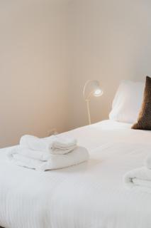 Duplex Redhill town centre apartment by Livingo Stays - 4