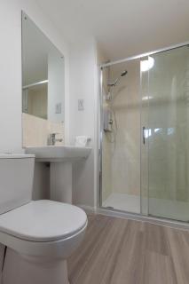 Modern & Spacious 4 Bedroom House in Yeovil - - 2