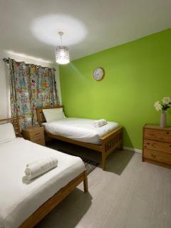 Chic 2 Bed Apartment with Free Parking- Recently Redecorated, 10 Minutes to City Centre - 1