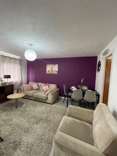 Chic 2 Bed Apartment with Free Parking- Recently Redecorated, 10 Minutes to City Centre - 7