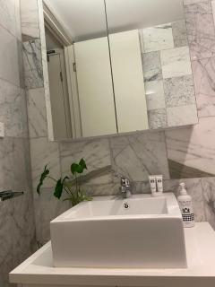 Cozy Suite - Clayton North - 1