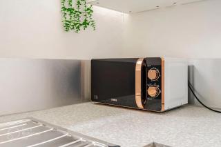 Smart 2BR City Stay with Rooftop View - 3
