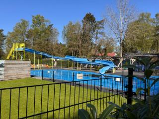 VELUWSHOF HOENDERLOO HOLIDAYS Luxe Holidayhomes with PRIVATE JACUZZI'S - SwimmingPool - Tennis Court - Bowling - Supermarket and Children Entertainment - 9