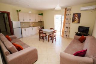 Sarah's Apartments - 5 min walk to Beaches & Boulevard - big balcony! - Saranda - 7