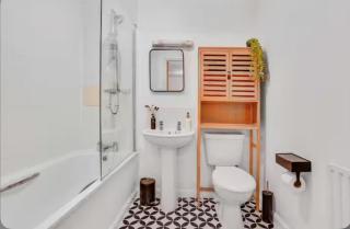 Scenic Stratford Stay Modern with Balcony 10 mins from ABBA - Londra - 5