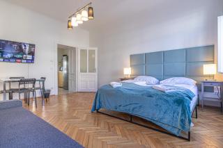 Comfortable & Amazing 2 BR Hideaway w Local Flair - 0
